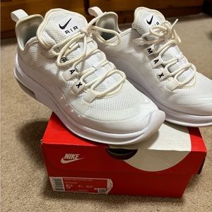 Women’s Nike Air Max Axis Women’s size 5.5